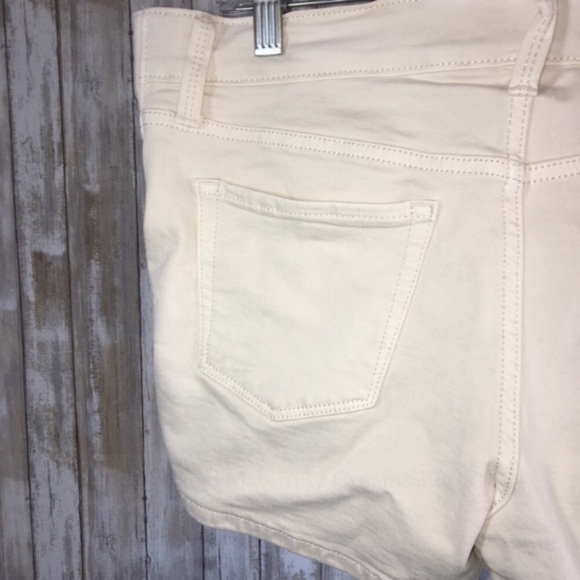 NWT Ingrid & Isabel Maternity Cream Shorts - Picture 4 of 4